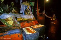 001234 Lhasa-interno del monastero Jokhang.-2.jpg