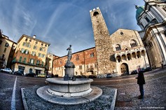 Brescia-piazza Paolo VI.jpg